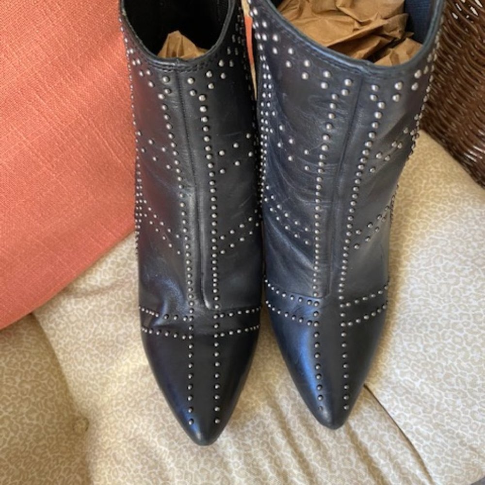 VINCE CAMUTO Basila Boots Size 7.5M